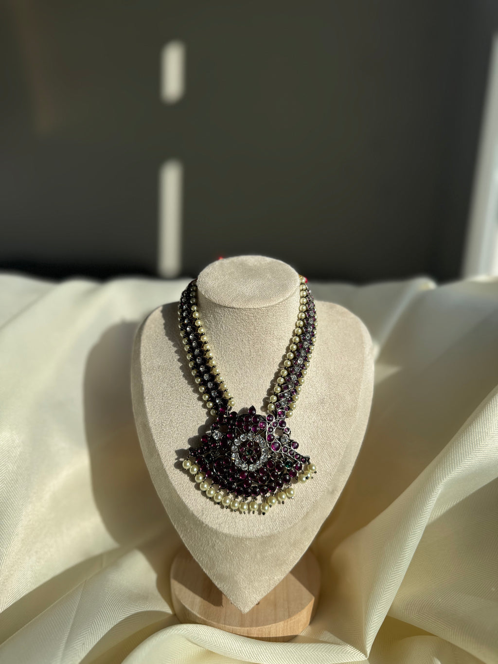 Precious Black Stone Kemp Peacock Short Necklace