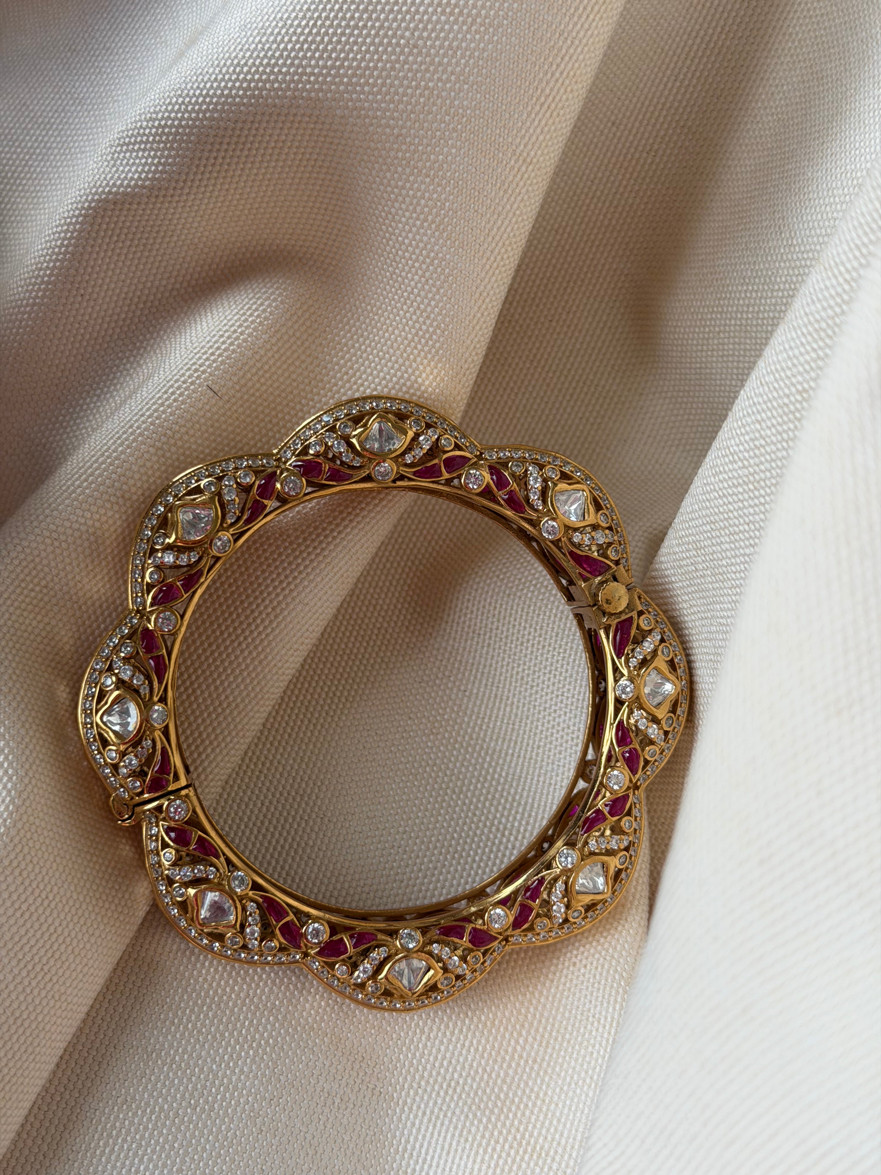 Kundan-style bangle with ruby-colored and diamond-like stones [Gold Llated] - Single Bangle