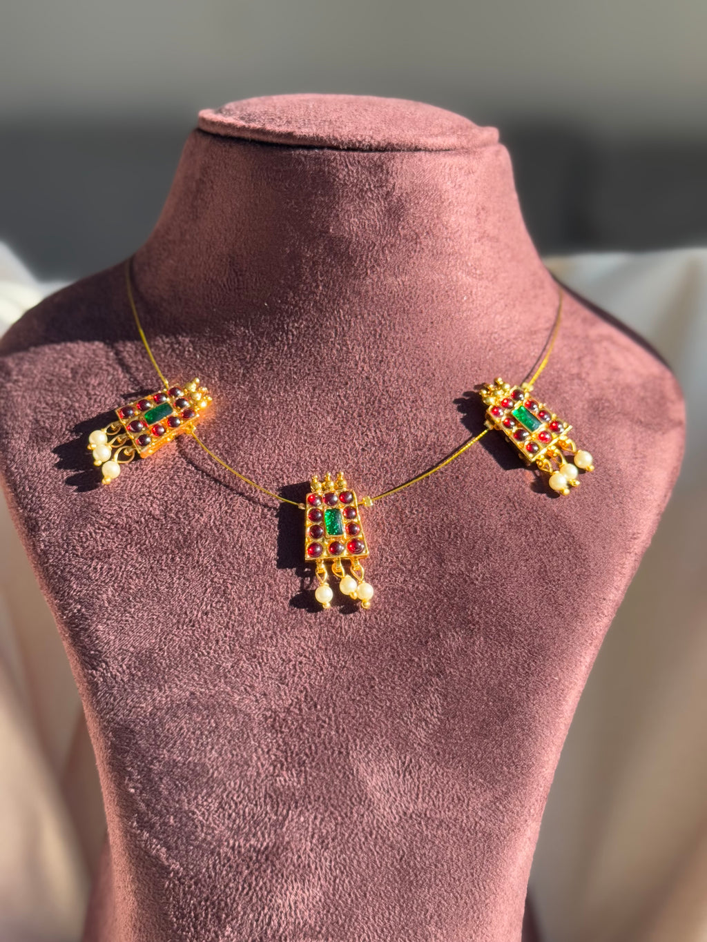 Red Green Kemp Stone Pendant Invisible Neckpiece