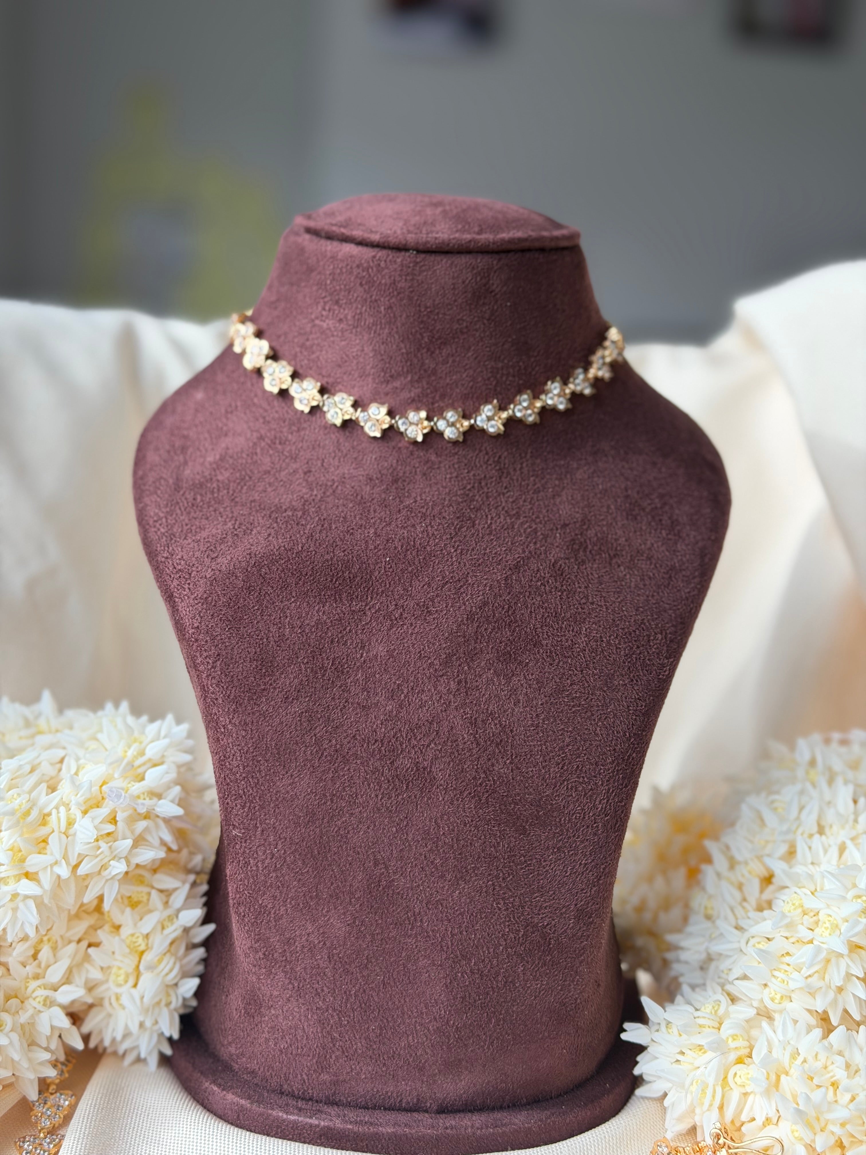 Traditional Impoun Choker White Stone