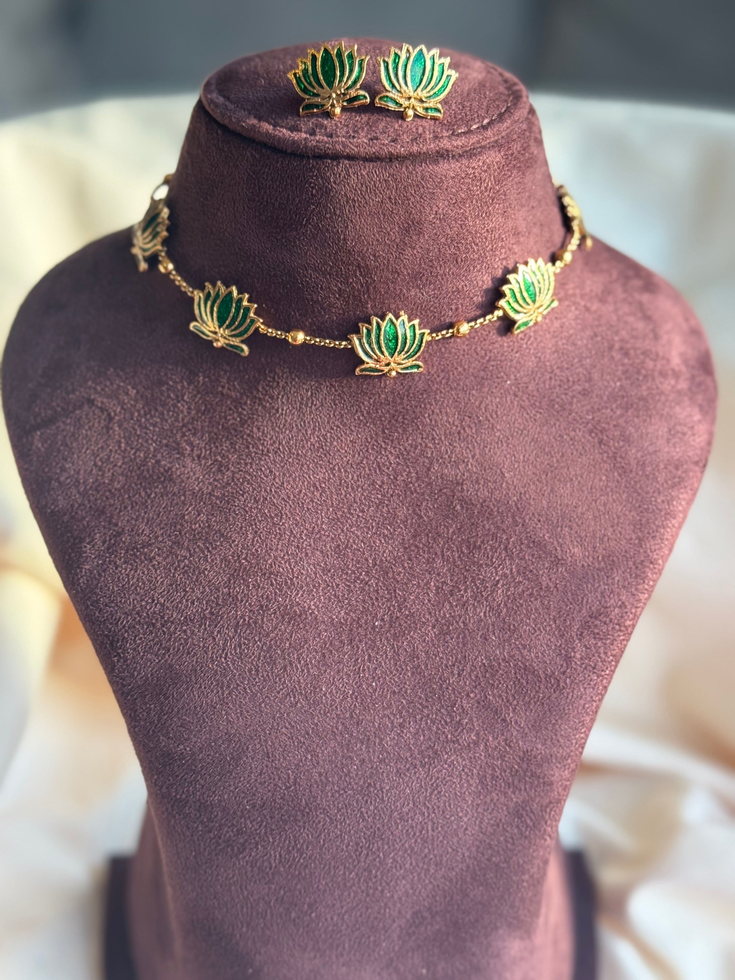 Lotus Short Neckpiece-Green