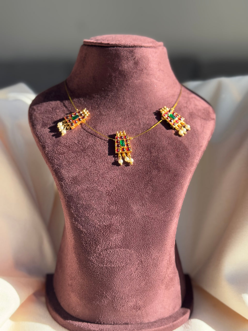 Red Green Kemp Stone Pendant Invisible Neckpiece