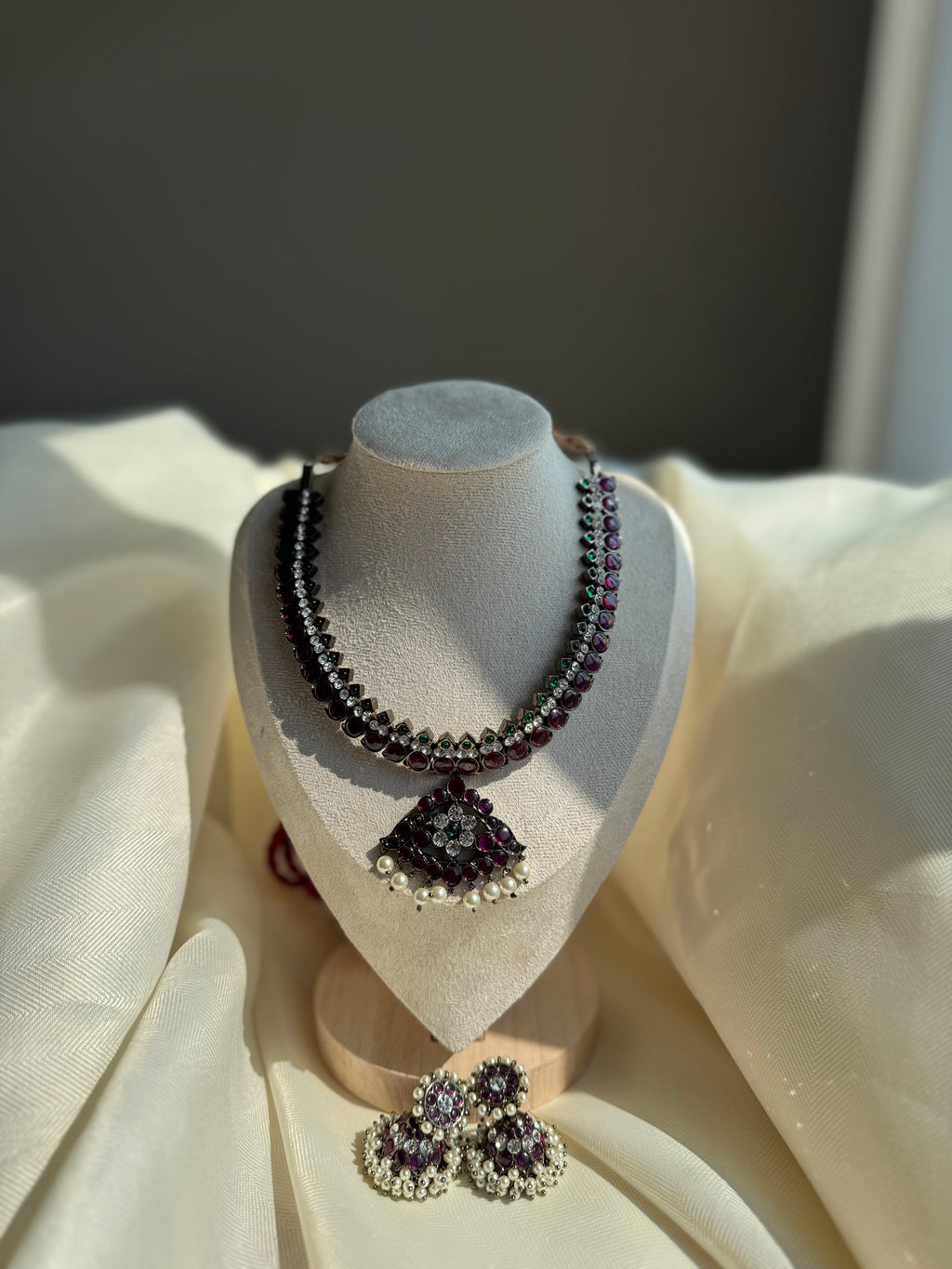 Precious Black Stone Kemp Short Necklace