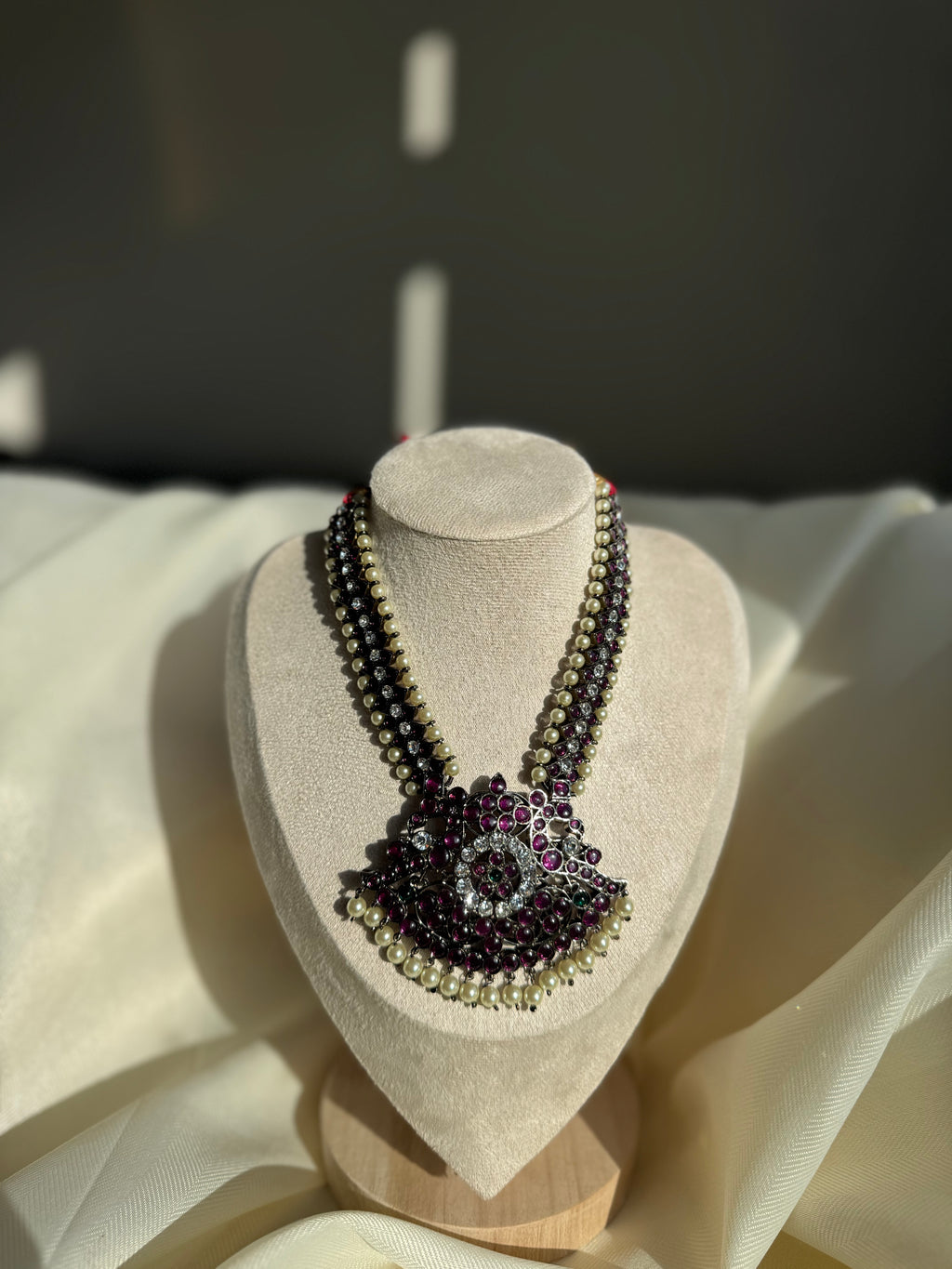Precious Black Stone Kemp Peacock Short Necklace