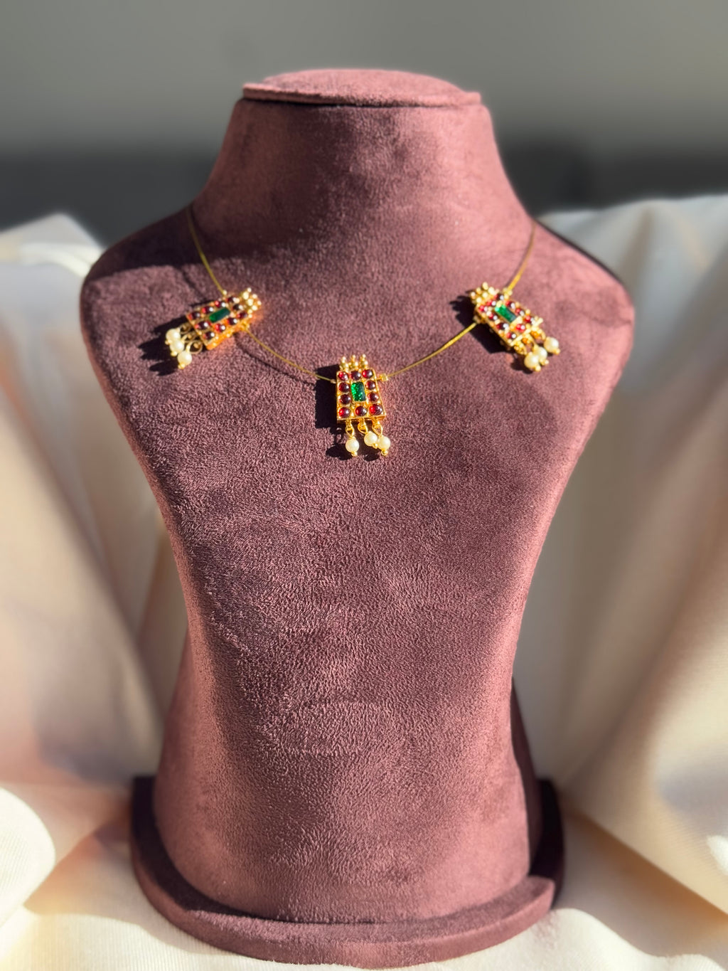 Red Green Kemp Stone Pendant Invisible Neckpiece