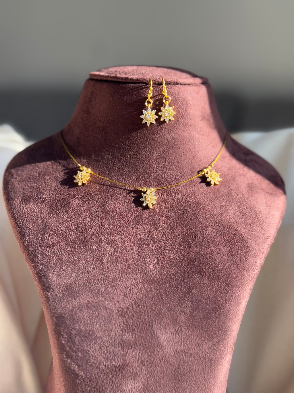 3 Floral Pendant Invisible Chain set -White