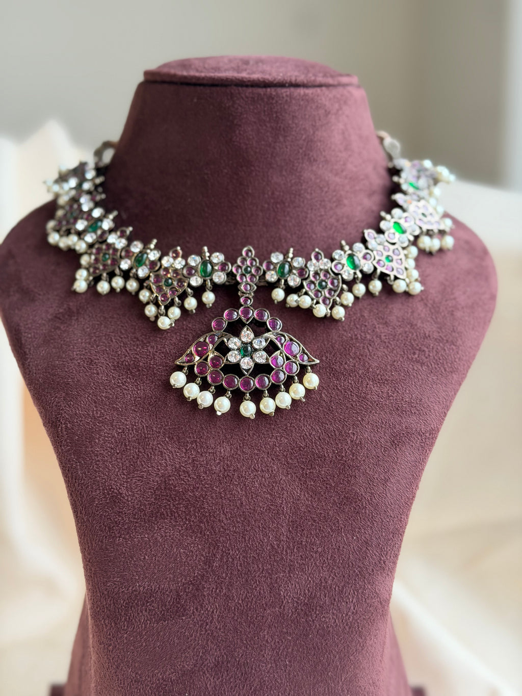 Floral Black Polish Precious Kemp With Pearl Neckpiece-Red Green & White