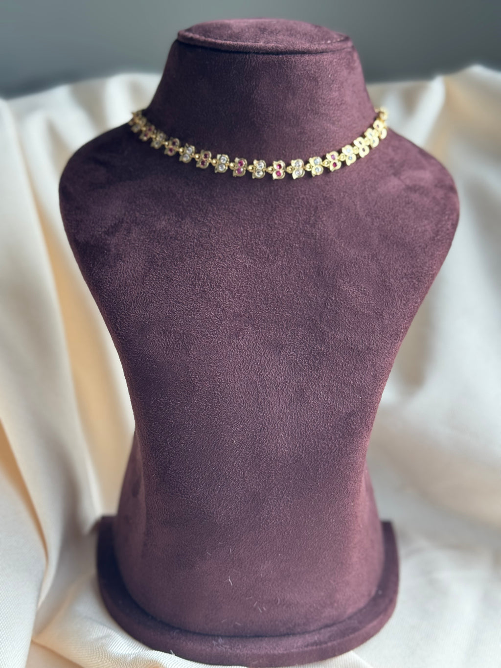 Traditional Impoun Chocker With White and Pink Stone