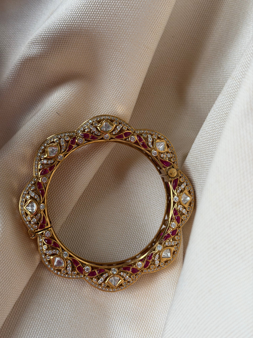 Kundan-style bangle with ruby-colored and diamond-like stones [Gold Llated] - Single Bangle